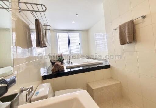 3 Bedrooms Modern Condo with Balcony on high floor - Sukhumvit 21 (Asok)