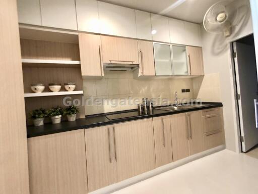 3 Bedrooms Modern Condo with Balcony on high floor - Sukhumvit 21 (Asok)