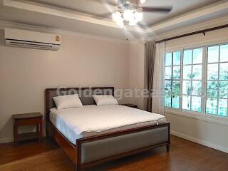 3 Bedrooms Fully Furnished detached House with Garden in Compound - Bang Na