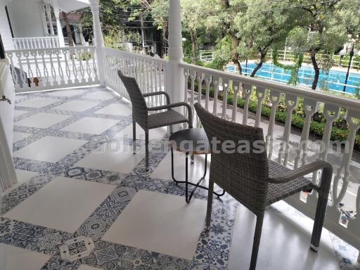 3 Bedrooms Fully Furnished detached House with Garden in Compound - Bang Na