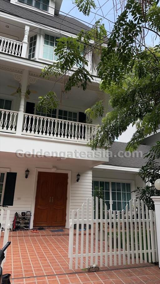 3 Bedrooms Fully Furnished detached House with Garden in Compound - Bang Na