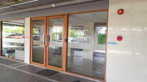 Entrance of a building with glass doors