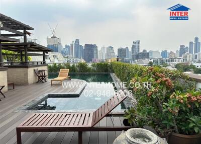 Rooftop terrace with city view and pool