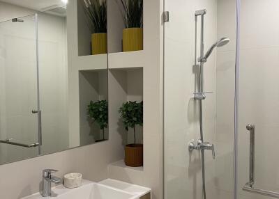 Modern bathroom with a walk-in shower and large mirror