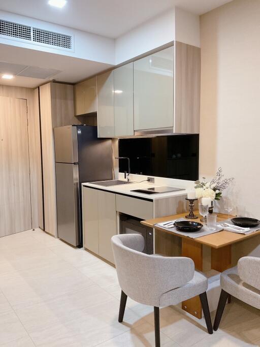 Modern kitchen with dining area