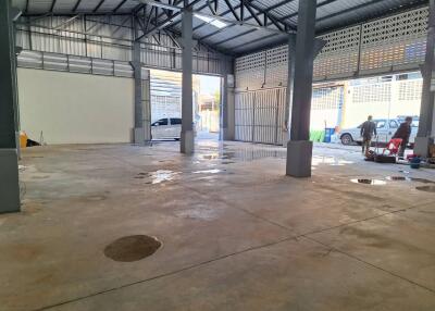 Spacious warehouse with high ceiling and ample parking
