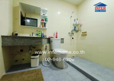 modern bathroom with amenities