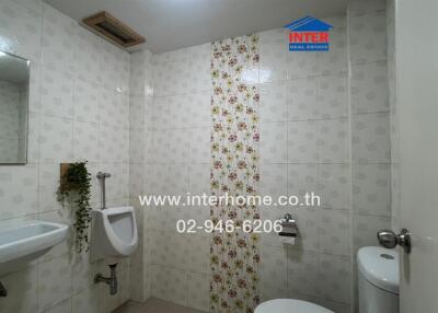 Bathroom with tiled walls and sanitary fixtures