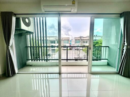 Spacious living room with large windows and air conditioning