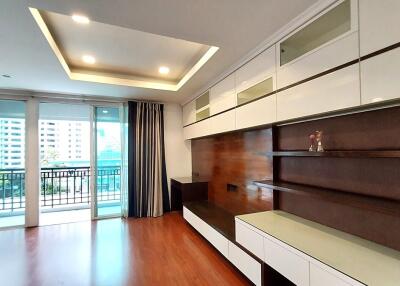 Renovated Large Condo Sukhumvit 11