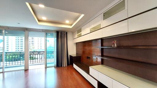 Renovated Large Condo Sukhumvit 11