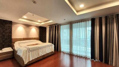 Renovated Large Condo Sukhumvit 11