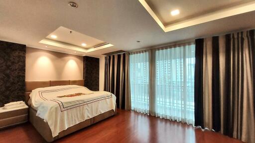 Renovated Large Condo Sukhumvit 11