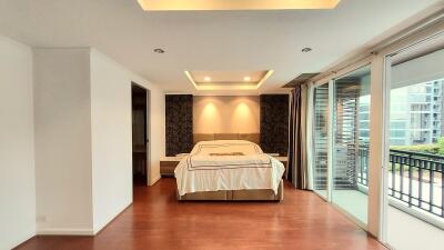 Renovated Large Condo Sukhumvit 11