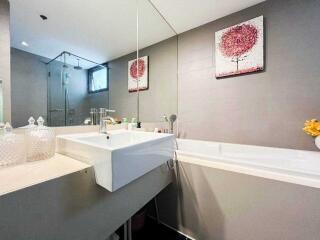 Modern bathroom with large mirror and bathtub