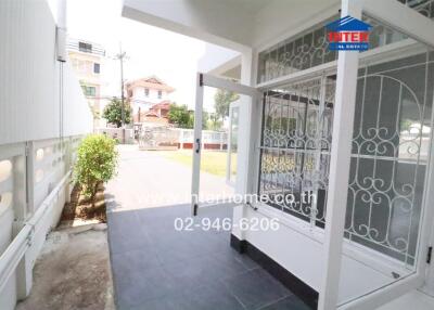 Covered entryway leading to outdoor area