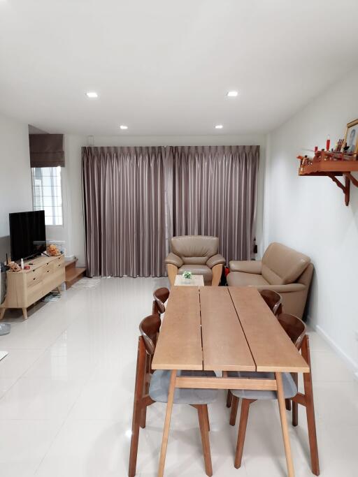 Modern living room with dining table and comfy chairs