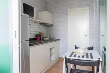 Modern kitchen with dining area