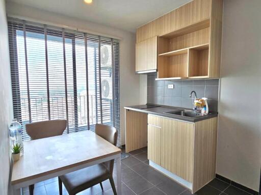 Modern kitchen with dining area