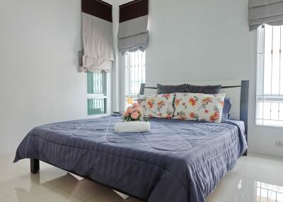 บ้านหลังนี้มี 2 Bedrooms ห้องนอน  อยู่ในโครงการชื่อ Chockchai Village 10  ตั้งอยู่ที่