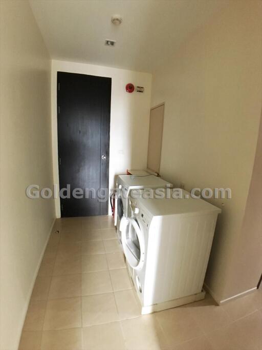 3 Bedrooms Modern Condo with balcony on high floor very close to Phrom Phong BTS, Watthana