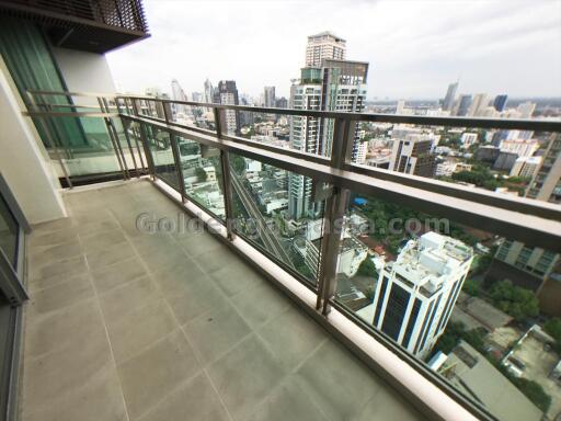 3 Bedrooms Modern Condo with balcony on high floor very close to Phrom Phong BTS, Watthana