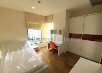 3 Bedrooms Modern Condo with balcony on high floor very close to Phrom Phong BTS, Watthana