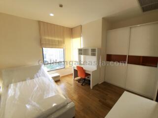 3 Bedrooms Modern Condo with balcony on high floor very close to Phrom Phong BTS, Watthana