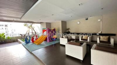 3 Bedrooms Modern Condo with balcony on high floor very close to Phrom Phong BTS, Watthana