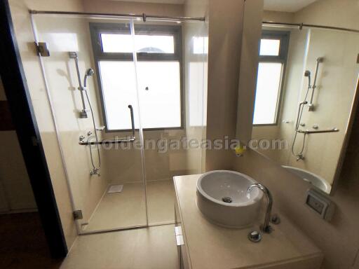 3 Bedrooms Modern Condo with balcony on high floor very close to Phrom Phong BTS, Watthana