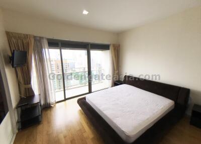 3 Bedrooms Modern Condo with balcony on high floor very close to Phrom Phong BTS, Watthana