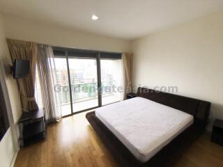 3 Bedrooms Modern Condo with balcony on high floor very close to Phrom Phong BTS, Watthana