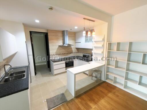 3 Bedrooms Modern Condo with balcony on high floor very close to Phrom Phong BTS, Watthana