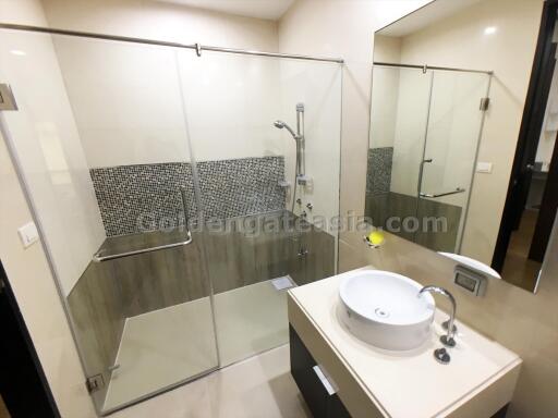 3 Bedrooms Modern Condo with balcony on high floor very close to Phrom Phong BTS, Watthana