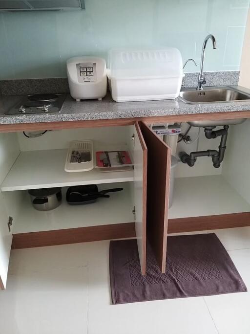 Compact kitchen with amenities