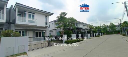 Street view of modern residential homes with front yards