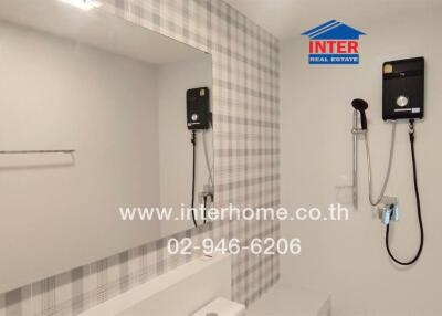 Modern bathroom with wall-mounted shower and large mirror
