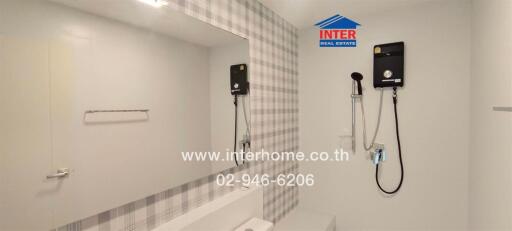 Modern bathroom with wall-mounted shower and large mirror