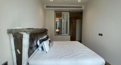 Bedroom with double bed and wall-mounted air conditioning