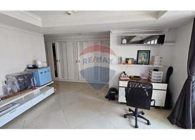 well maintained and spacious condo in the heart of the city for sale
