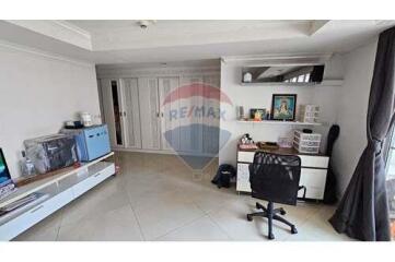 well maintained and spacious condo in the heart of the city for sale