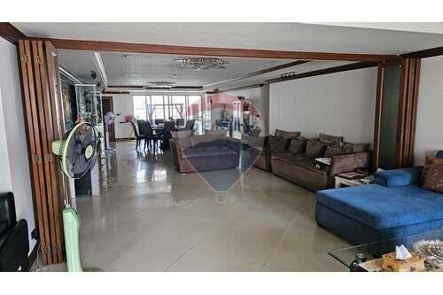 well maintained and spacious condo in the heart of the city for sale