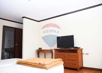 65 Sqm., 1 Bed, 1 Bath Condo listed for ฿ 3,450,000.