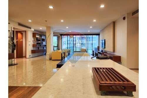 Pet-friendly low rise 3 bed condo near BTS Phra Khanong.