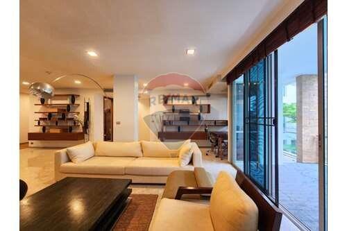 Pet-friendly low rise 3 bed condo near BTS Phra Khanong.