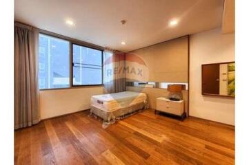 Pet-friendly low rise 3 bed condo near BTS Phra Khanong.