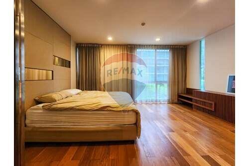 Pet-friendly low rise 3 bed condo near BTS Phra Khanong.