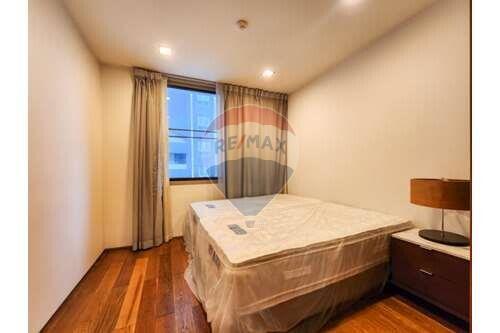 Pet-friendly low rise 3 bed condo near BTS Phra Khanong.