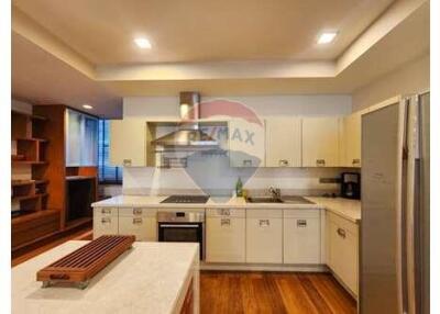 Pet-friendly low rise 3 bed condo near BTS Phra Khanong.