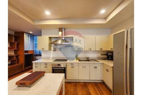 Pet-friendly low rise 3 bed condo near BTS Phra Khanong.